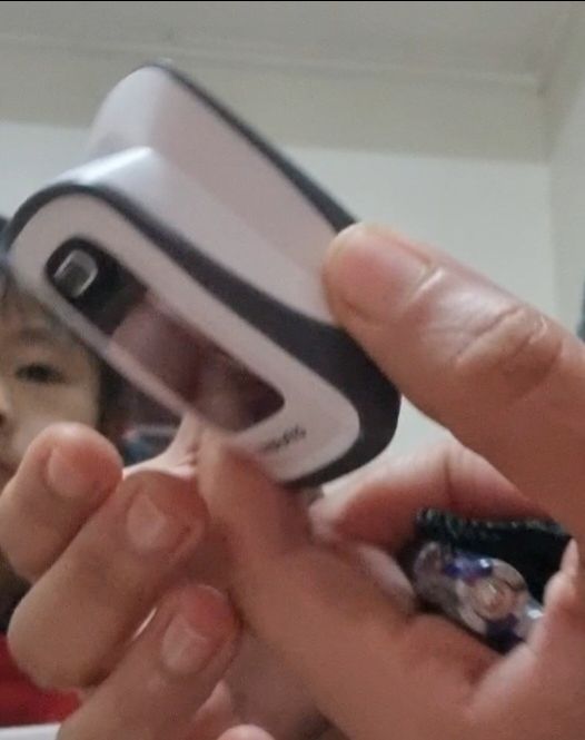 Shop đóng gói cẩn thận, gửi hàng đúng hạn. Máy đo có kèm pin và túi bọc. Mình đo thử 2 lần thấy ổn.