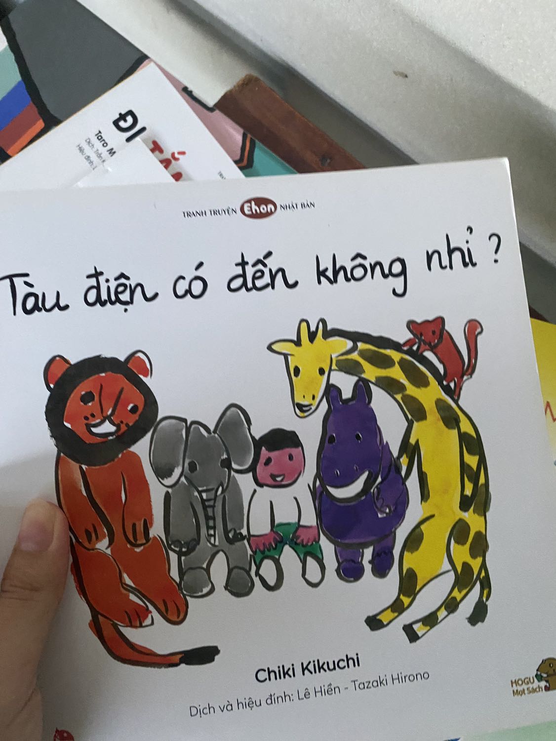 con mình thích sách này lắm nên mình mua về xog cũng tìm hiểu một chút về ehon, thấy rất nhiều điểm tốt