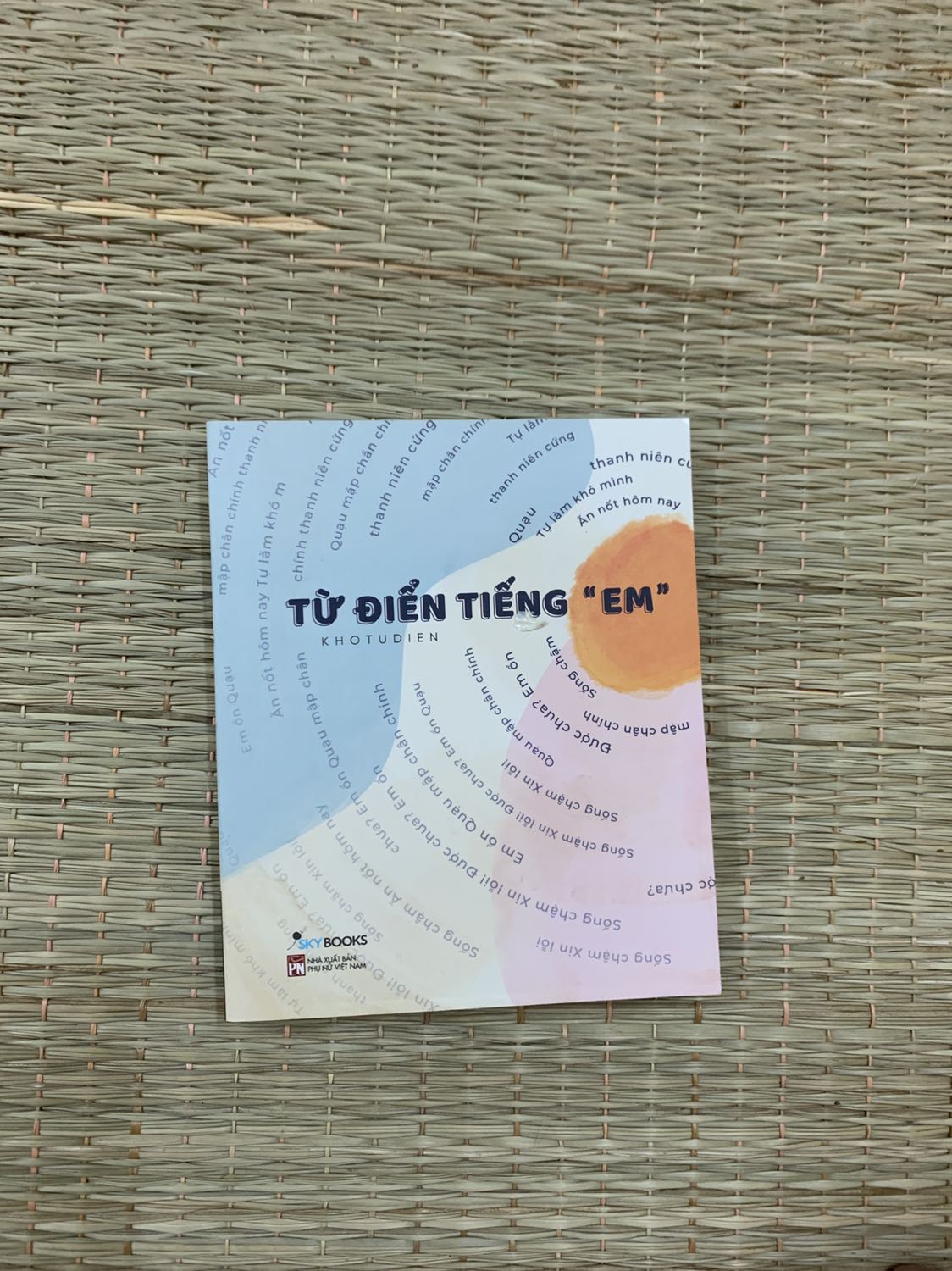 Thực sự buồn vì mình mua sách tiki lâu rồi nhưng mà lần này nhận được quyển này rất buồn, đặt mua mới nhưng lại là sách cũ, bìa bên ngoài bị bẩn như dính nước trà, có vệt vàng ố, nhìn sách cũ lắm. Còn các quyển khác thì oke, sách đẹp nội dung hay, đóng gói kĩ càng, mua sale nên sách cũng ko được bọc như mua chuẩn. Mong Tiki kiểm tra và khắc phục để mn ko phải nhận sách như mình. Vẫn đánh giá 5 sao ủng hộ. Mong các bạn khắc phục và trả lời mình sớm. Thanks Thực sự buồn vì mình mua sách tiki lâu rồi nhưng mà lần này nhận được quyển này rất buồn, đặt mua mới nhưng lại là sách cũ, bìa bên ngoài bị bẩn như dính nước trà, có vệt vàng ố, nhìn sách cũ lắm. Còn các quyển khác thì oke, sách đẹp nội dung hay, đóng gói kĩ càng, mua sale nên sách cũng ko được bọc như mua chuẩn. Mong Tiki kiểm tra và khắc phục để mn ko phải nhận sách như mình. Vẫn đánh giá 5 sao ủng hộ. Mong các bạn khắc phục và trả lời mình sớm. Thanks
