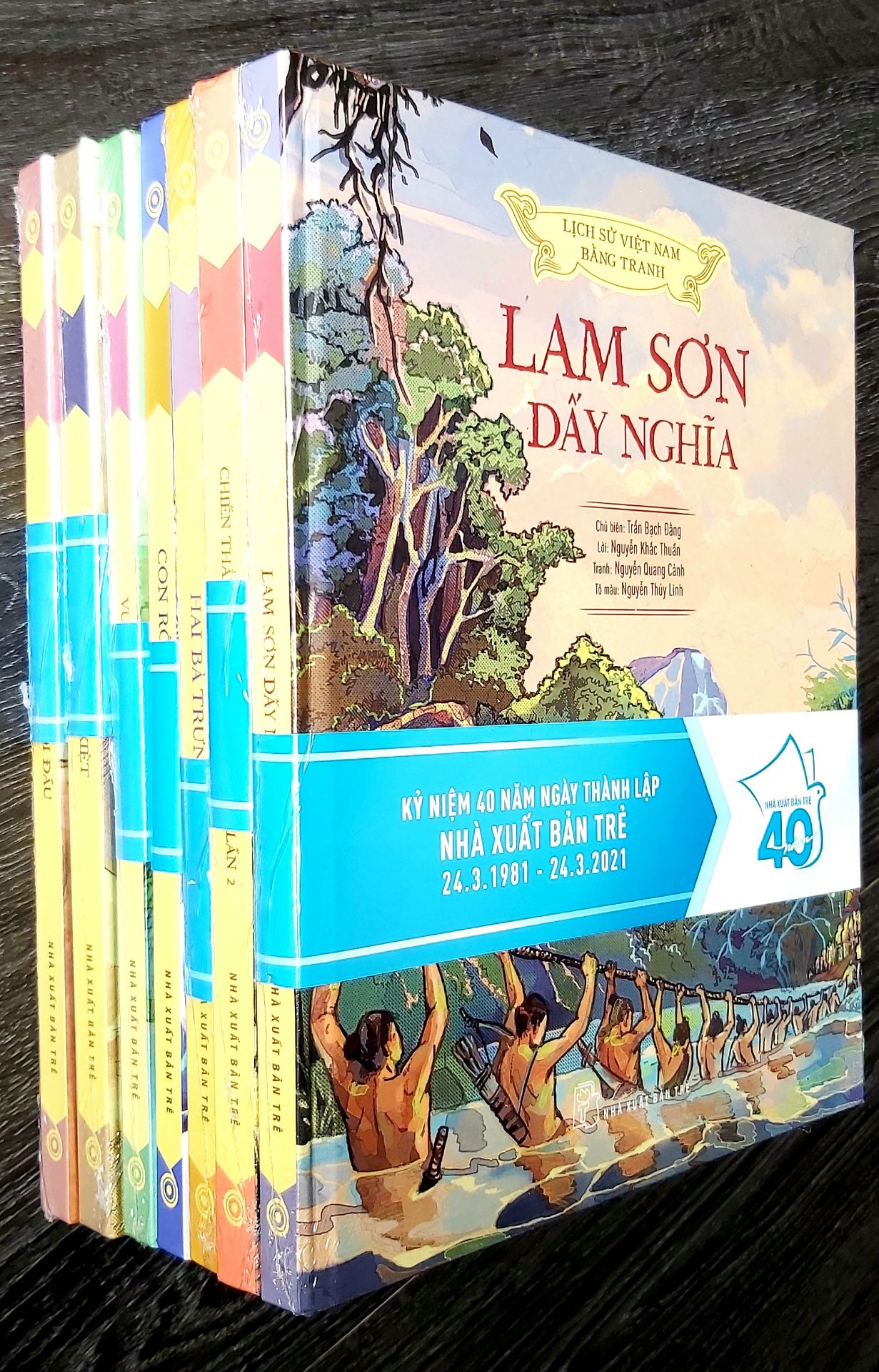 Thời gian hoạt động ở núi rừng Thanh Hóa là giai đoạn khó khăn nhất của khởi nghĩa Lam Sơn - vừa chống giặc Minh, vừa chống Ai Lao.  Đối mặt với sự vây *** của kẻ thù, nghĩa quân bao lần lâm vào thế hiểm nghèo: ba lần rút chạy lên núi Chí Linh, thiếu quân lương, binh sĩ hao hụt, quân tâm lung lay,... Dù vậy, nghĩa quân vẫn giương cao ngọn cờ kháng chiến, tin vào chiến thắng tương lai.
Sách đẹp như hình, bìa cứng, chất liệu giấy in đẹp. 
Dịch vụ Tiki luôn nhanh và tiện ích. Sách được đóng hộp chuyên nghiệp. Bạn giao hàng thân thiện.