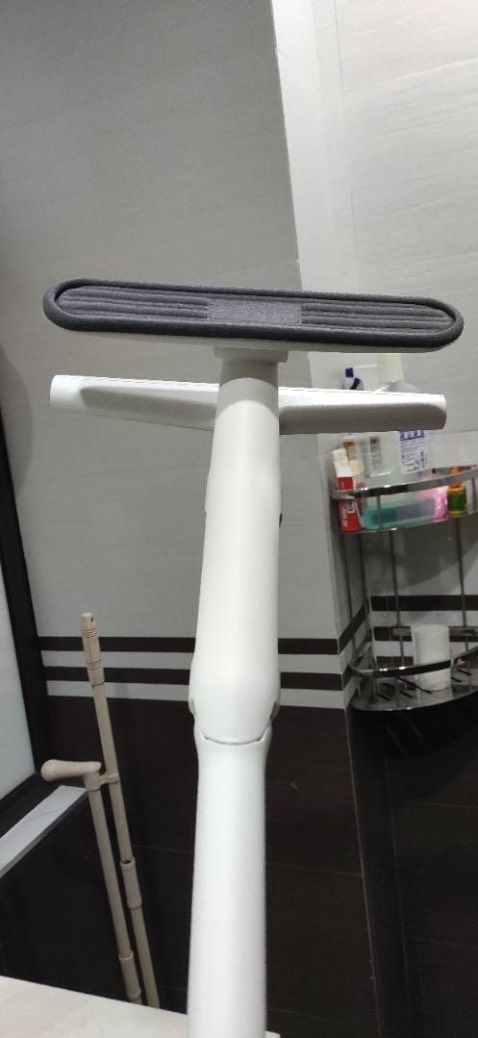 Cây này gạt kính cực khô luôn, khi gạt kính thì nước sẽ chảy vào bình thu nước hết nên không phải lo nước chảy xuống sàn nhà nha. Shop rep tn cũng rất nhiệt tình luôn nha