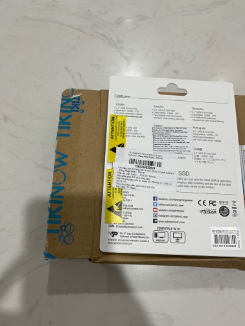 Mình đặt tối khuya, vì tiết kiệm chi phí nên chọn giao hàng tiết kiệm. Vậy mà mới sáng sớm hôm sau Tiki đã giao hàng, thật không uổng công mình ủng hộ tiki mấy năm qua. Ssd Patriot này là ổ thứ 2 mình mua. Tuy nhiên không hiểu sao sau khi cài Windows 10 64 bit và các app hoàn chỉnh, mình tháo tam ra vệ sinh máy, gắn thêm ổ cứng hdd vào là lại bị lỗi Winload.exe. Mình đã tháo hdd ra, cài lại hoàn chỉnh lần nữa, gắn thêm lại ổ hdd vào vẫn bị. Cứ thế cài đi lại ba bận vẫn lỗi vậy. Sau cũng quyết định k gắn thêm lại ổ hdd thì bình thường nên thôi cứ để vậy cho yên.