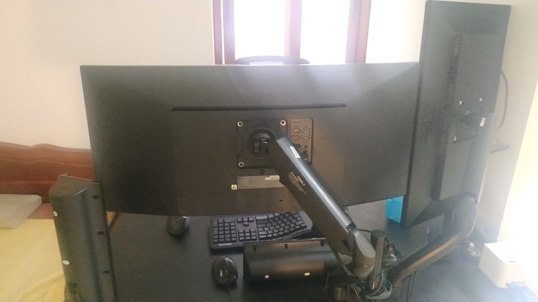 hàng bên trong đầy đủ. bọc nilon bên ngoài đến nới có rách chút nhưng k sao. màn hiển thị ok