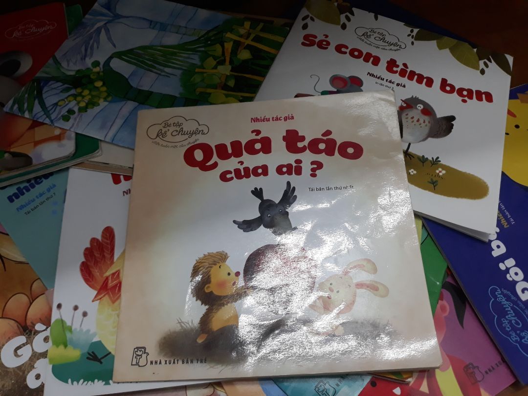 Ai là người có công nhất? 
Học cách quan tâm, chia sẻ giúp đỡ nhau bằng bài học rất ý nghĩa trong câu chuyện nhỉ Quả Táo Của Ai nhé cá phụ huynh của bé. Đây là câu chuyện hay gặp thường ngày khi các bé tranh giành đồ chơi với nhau và cần phụ huynh biết cách xử lý để yên lòng trẻ :D
 Một cuốn sách hay.