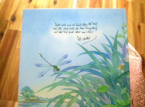 Thật sự quyết định để mình chọn mua cuốn Dế Mèn Phiêu  Liêu Ký này là bởi tranh minh họa của cuốn sách rất đẹp, cách dàn trang và trình bày nội dung của cuốn sách rất hút mắt, mình chưa bao giờ ưng ý đến tuyệt đối khi mua một cuốn sách đến như vậy và cuốn sách này đã khiến mình phải thốt lên WOW khi cầm trên tay, và mình đã đi khoe rất rất nhiều người về cuốn sách (nội dung thì mình không bàn đến bởi Dế Mèn Phiêu Liêu Ký là một tác phẩm văn học kinh điển của Việt Nam rồi). Điểm thứ 2 mình rất thích ở cuốn sách này là có lời đề tặng và chữ ký của tác giả, nó giống như một món quà tặng rất đáng trân trọng với người sử hữu được cuốn sách vậy.