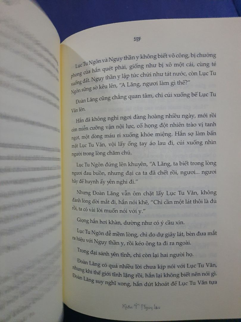 sách cầm rất chắc tay luôn. ai mà thích đọc ngược thì nên mua. mình chỉ thích sủng với lết HE nên lúc nghe ngược cũng không định mua. lưỡng lự nhiều lần lắm luôn. rồi quyết định mua về đọc vì nghe review thấy cũng ok. đọc lúc đầu trời ạ muốn đá cho não công sáng lên. rồi đọc khúc sau khi LTV sắp chết thì dại dột nghe với nhạc trung không lời nên khóc luôn. tình yêu 2 người đau lắm. cả 2 đều là những tên ngốc.