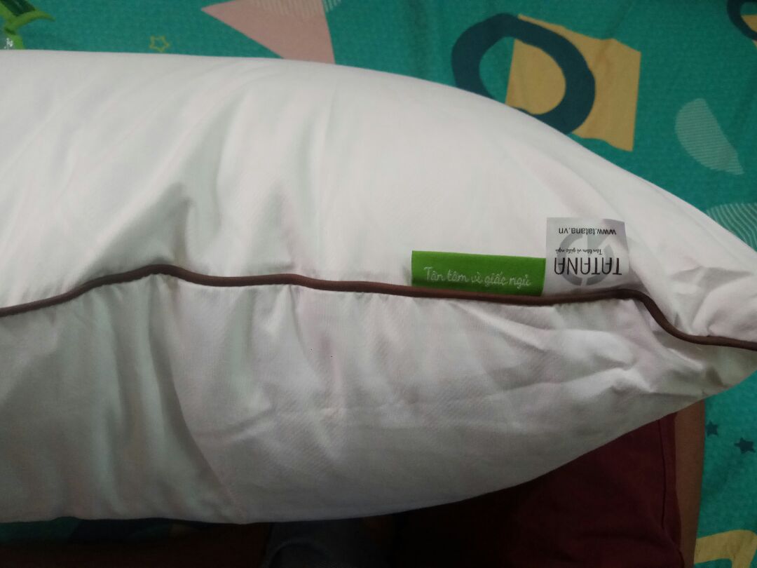 Gối êm , nhưng hơi xẹp , mình nằm gối cao quen rồi nên phải lót thêm 1 gối ở dưới nữa , bù lại thì nằm thoải mái dễ chịu ... hàng đóng gói kỹ . Gối mua về hơi có mùi nên phải giặt sơ lại