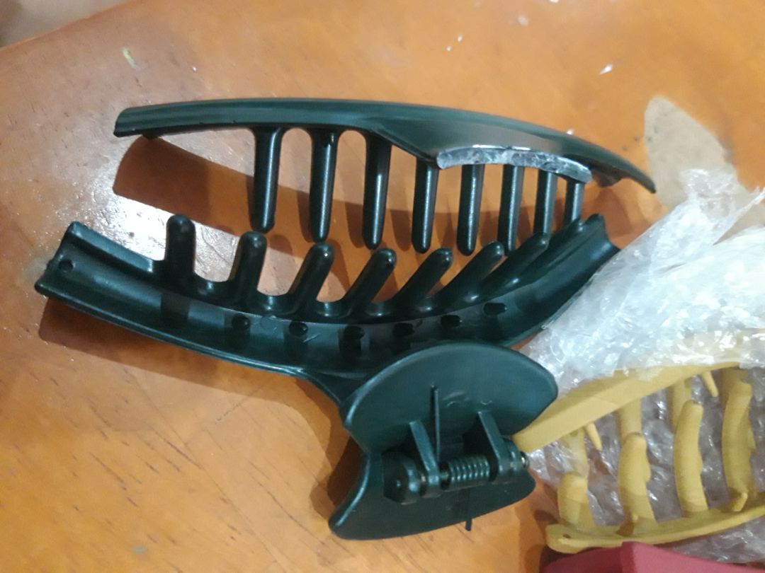 Mình đặt 3 kẹp nhưng gãy mất 2 kẹp. Nên đóng hàng vào hộp giấy để bảo vệ hàng tốt hơn.