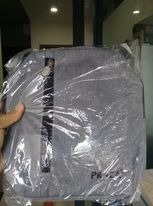 Sản phẩm như mô tả, đựng vừa laptop 15.6 in, có thêm các ngăn nhỏ tiện dụng.  Khóa kéo chắc chắn.
Đóng gói sản phẩm chắc chắn và đẹp. Giao hàng nhanh ( đặt hàng hôm 27/9 mà 1/10 đã giao dù trong mùa dịch)
Tuy nhiên ngăn đựng nước bên hông hơi chật, nhưng với những ưu điểm trên mình cho 5 sao^^