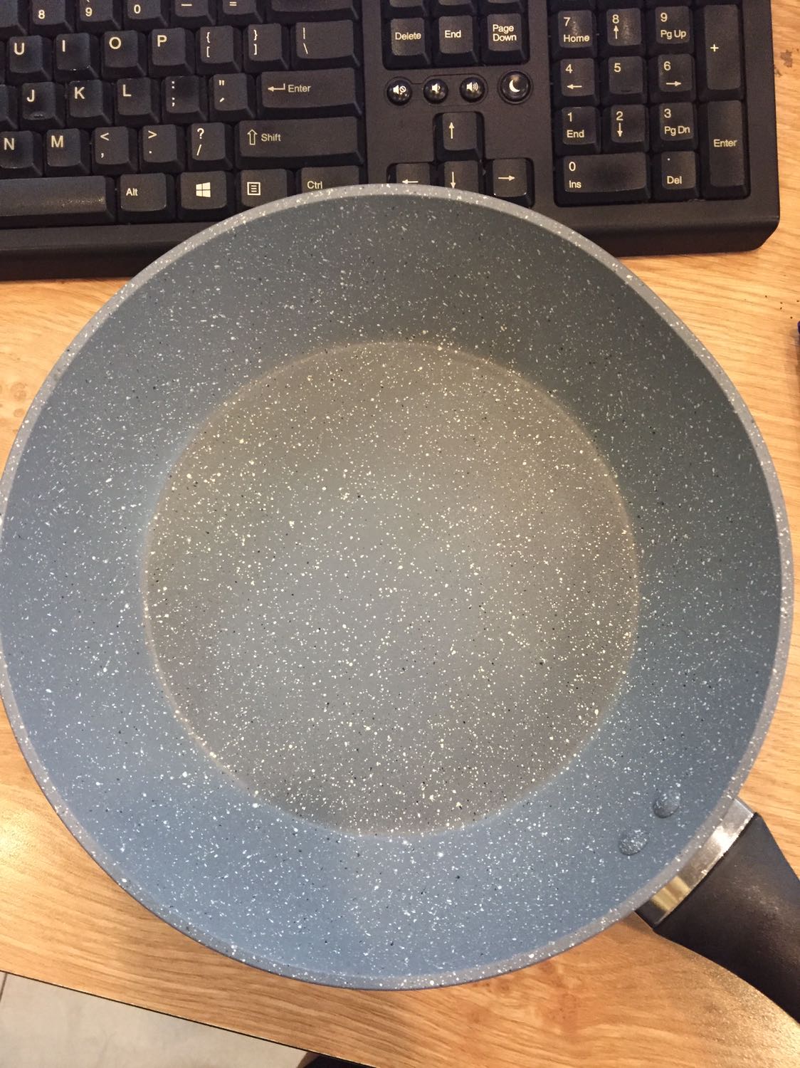 Mình nhận sp mà bị móp như hình. Làm thế nào để đổi sp. Mình muốn chọn lại sp với đường kính bé hơn vì sp này khá to so với mình nghĩ. Thanks