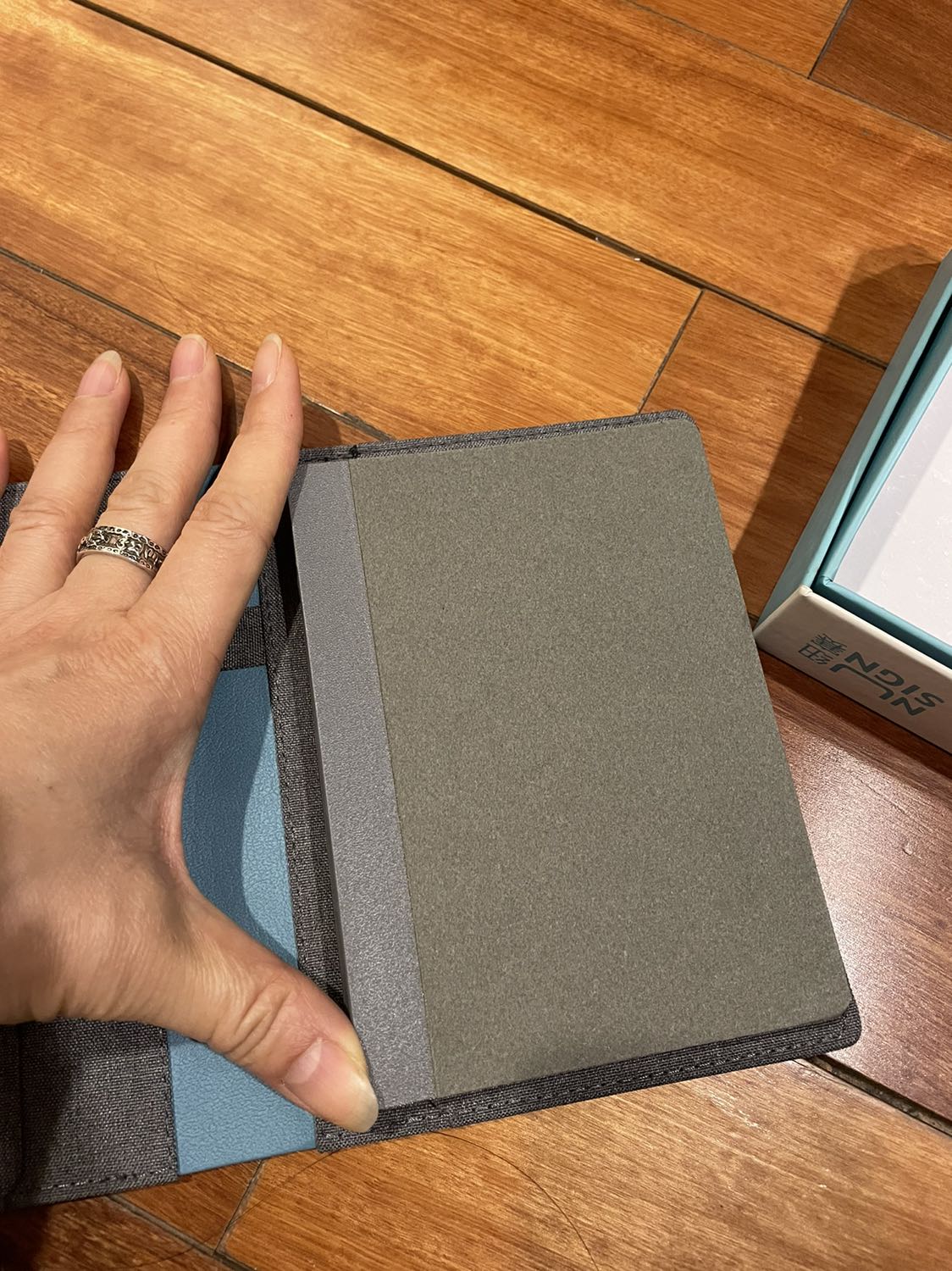 Cuốn sổ bé tí ti. Vỏ tạm được nhưng cũng vẫn là chưa xứng, còn bản thân cuốn sổ thì quá bình thường. Rất không đáng tiền. Cuốn sổ này mà không có vỏ bìa chỉ đáng 30k. Cả cuốn sổ, vỏ hộp 172k mắc quá