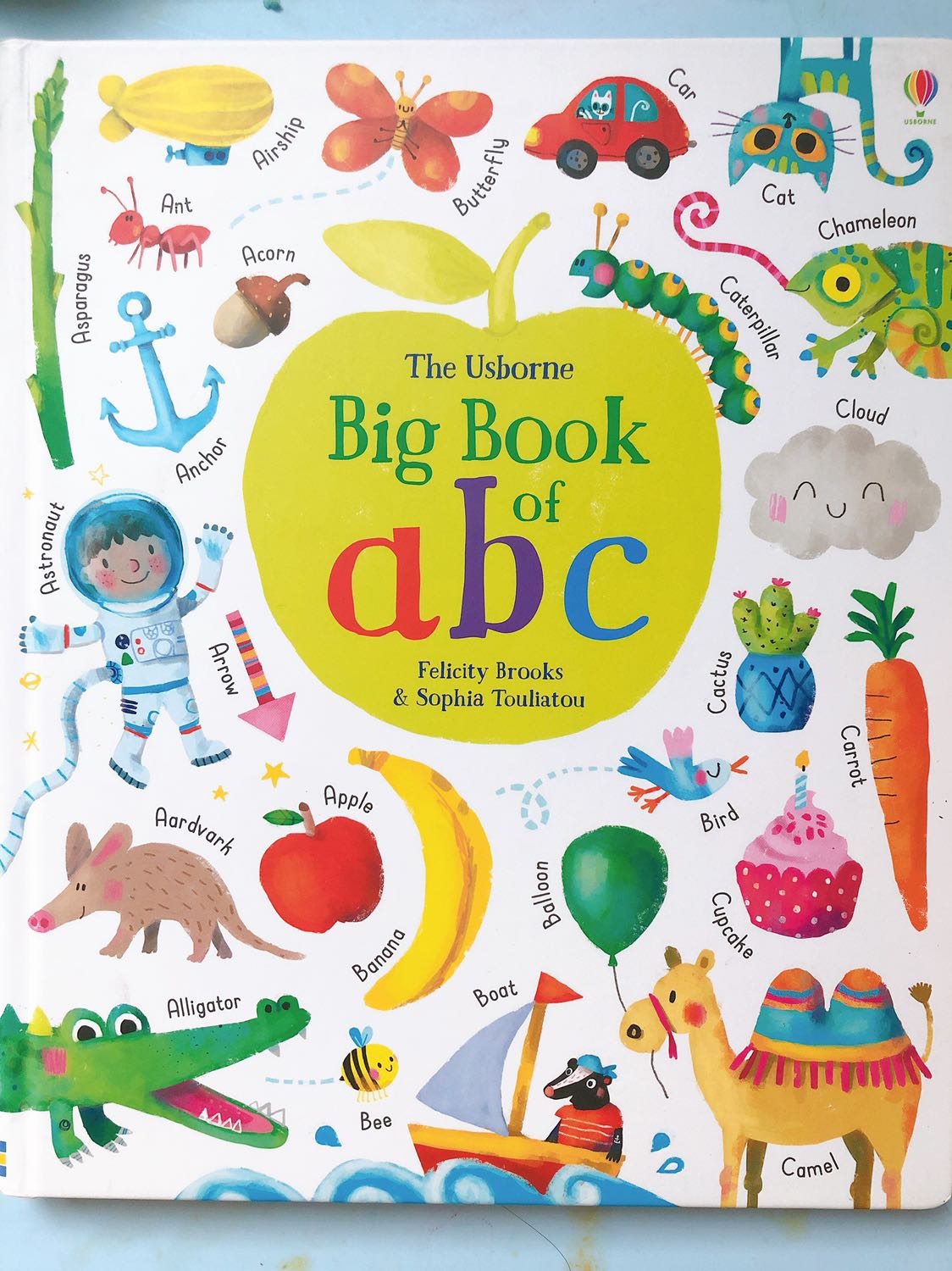 Mua khá nhiều sách của Usborne, nhưng cuốn này cùng cuốn Big book of numbers là 2 cuốn bé mình thích nhất.