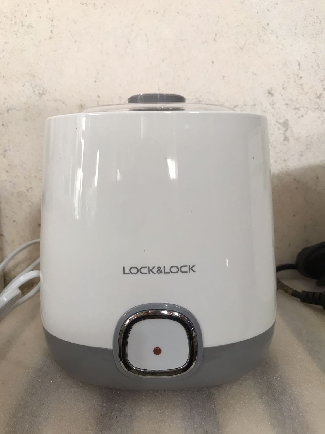 Giao hàng siêu nhanh.
Máy đẹp, nhỏ gọn.
Mình làm sữa chua theo công thức của bạn femi trên instagram: 1 lít sữa tươi trộn đều với 1 hộp sữa chua cái, ủ 8-10 tiếng.
Mục đích của mình là làm sữa chua Hy Lạp nên mình cho vào cốc lọc 8-10 tiếng nữa.
Thành phẩm rất ưng ý, sữa chua sệt sệt, không bị quá ướt, ăn với granola siêu hợp;'ai thích đặc hơn nữa thì lọc lâu hơn chút.
Cốc lọc mình mua trên ***, cốc lọc này vừa in với cốc làm sữa chua của máy nên ko phải mua thêm bình hứng nước whey.
Nước whey sau khi lọc có thể uống trực tiếp rất ngon, thay cho sữa chua uống. Giao hàng siêu nhanh.
Máy đẹp, nhỏ gọn.
Mình làm sữa chua theo công thức của bạn femi trên instagram: 1 lít sữa tươi trộn đều với 1 hộp sữa chua cái, ủ 8-10 tiếng.
Mục đích của mình là làm sữa chua Hy Lạp nên mình cho vào cốc lọc 8-10 tiếng nữa.
Thành phẩm rất ưng ý, sữa chua sệt sệt, không bị quá ướt, ăn với granola siêu hợp;'ai thích đặc hơn nữa thì lọc lâu hơn chút.
Cốc lọc mình mua trên ***, cốc lọc này vừa in với cốc làm sữa chua của máy nên ko phải mua thêm bình hứng nước whey.
Nước whey sau khi lọc có thể uống trực tiếp rất ngon, thay cho sữa chua uống.