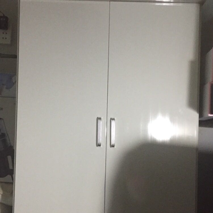 Tủ đẹp và vận chuyển đến đúng ngày hẹn. Tủ mới về có mùi nhựa khá nồng và cần phải mở ra và cho tinh dầu vào để bớt mùi. Có những hạt ‘mạt nhựa’ thì phải, li ti rơi trong tủ. Tuy nhiên lau một lúc sẽ hết. Ngoài ra màu sắc đẹp và dùng cũng êm nên trong tầm giá này thì mình thấy tủ ổn.