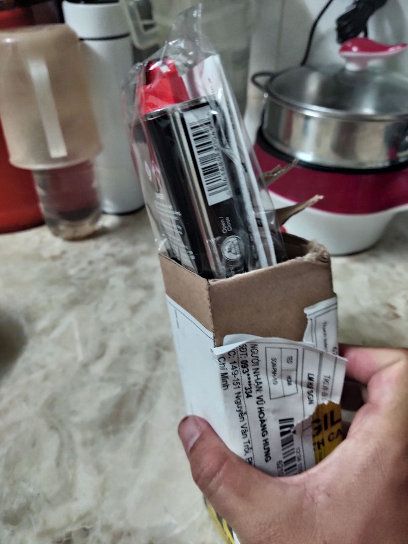 shop để bộ 2 bình xăng zippo mà mình khui ra thấy chỉ có 1 bình xăng và 1 hộp đá là sao vậy shop.Mình ỷ y kg kiểm tra hàng lúc giao,và hôm nay mình lấy ra sử dụng thì thấy chỉ có 1 hộp.Mình hơi bức xúc nên shop cho 1 câu trả lời thoả đáng.