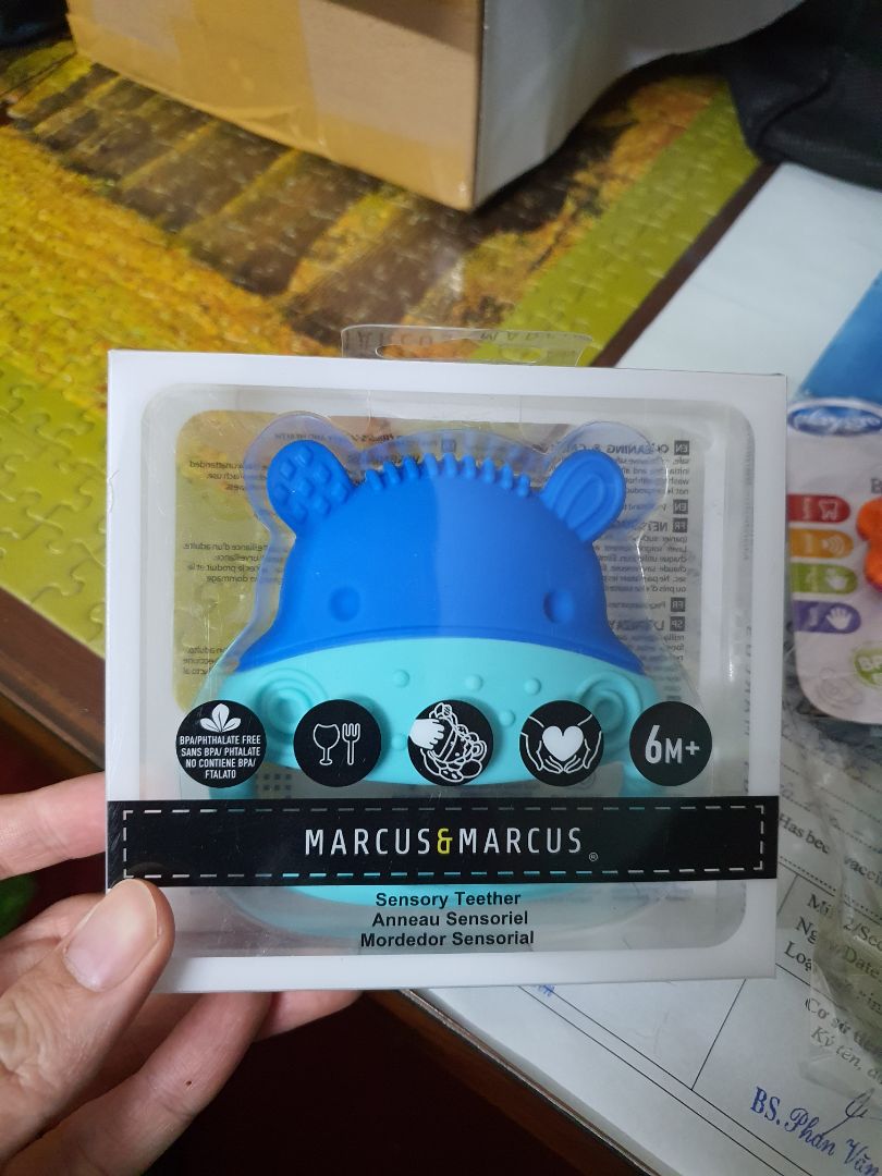 Sản phẩm ok, nhựa ko bị hôi và nhìn an toàn.   Tuy nhiên bé mình lại thích ngậm tay và chân của nó hơn... :)