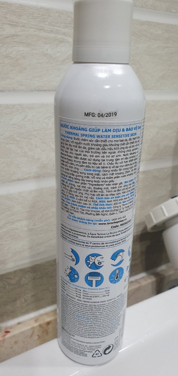 Lần trước mua 1 chai ở nhà thuốc An Khang, mua về dùng thấy tốt nên lần này đặt tiếp 1 chai trên Ti Ki. Nhận hàng thấy không có tem trên sản phẩm, nắp chai đã bị mở đã nghi ngờ, đến khi mở ra xịt thử lên mặt thì sản phẩm có mùi nồng nặc như mùi hóa chất, ngày hôm sau da bị ửng đỏ, dị ứng. Đề nghị Ti Ki làm việc nghiêm túc với nhà cung cấp, không để người bán lợi dụng bán hàng kém chất lượng.