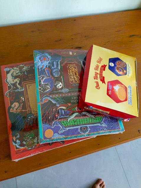 Canh được giá đang sale, lại còn được nhà sách tặng cho hộp bánh. Thank shop nhiều, sẽ mãi ủng hộ nhà sách lần sau.