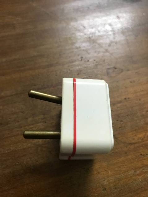 Tôi nhận hàng không được bọc cẩn thận, bọc toàn bộ đơn hàng vào với nhau mà không dùng biện pháp bảo vệ dẫn đến 1 cái phích căm bị thủng túi gói và bị gãy chân cắm như trong hình. Tôi đã thử nhưng chiêc phíc cắm này hoàn toàn đã bị gãy.