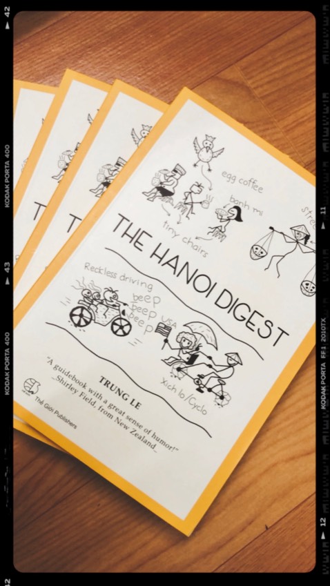 Nhìn bìa sách đã thấy hài rồi nên quyết định mua vài cuốn để tặng cho mấy người bạn nước ngoài luôn. Nội dung thì gần gũi mà hình vẽ thì hài quá trời hài
Có 1 điều mình chưa ưng lắm là chất liệu giấy hơi mỏng hixx. Hy vọng lần tái bản sau sẽ có cải thiện hơn