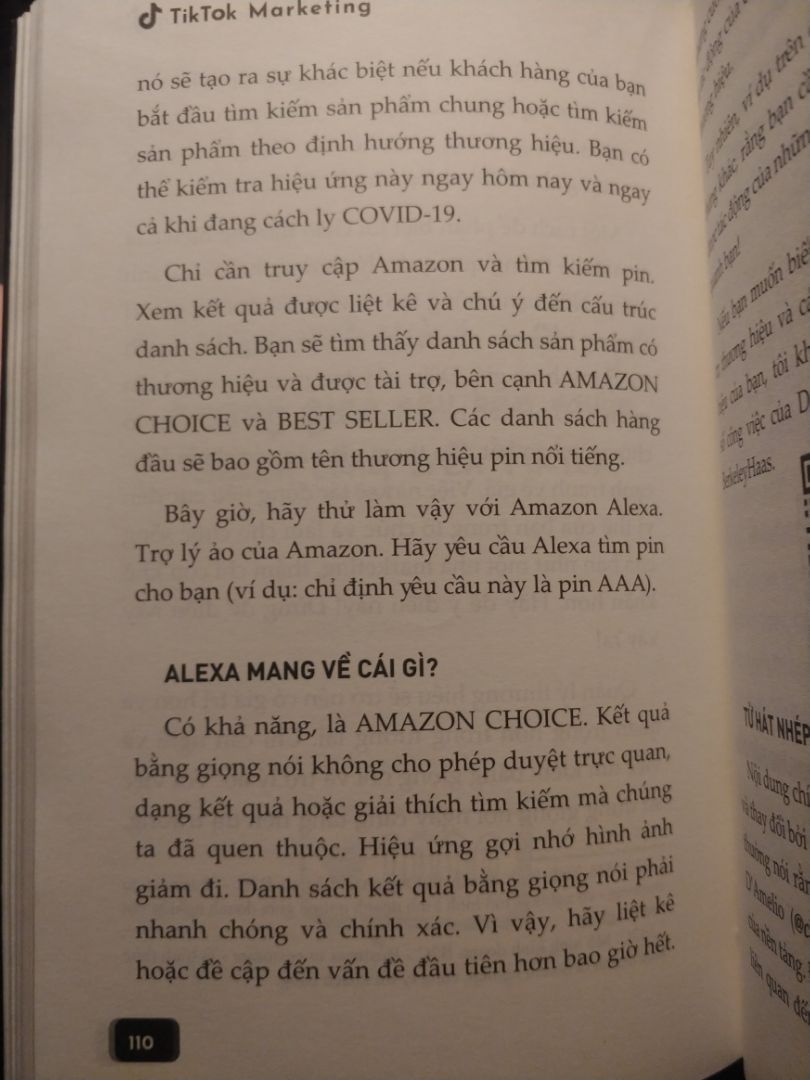 lời khen đầu tiên cho Tiki giao hàng nhanh, sách sạch đẹp ko bị vấn đề gì. Mình đã đọc ngay khi nhận và hoàn thành trong 1 buổi chiều, và có 1 số ý kiến thế này:
1. Sách đưa ra những kiến thức tổng quan nhất về *** và cách *** vận hành, cũng như những trải nghiệm thực tế của tác giả trong quá trình tiếp cận với ***. Cùng với đó là những lời khuyên cho những ai đang và có ý định tham gia vào nền tảng này
2. Điều làm mình quạo nhất là bản dịch quá ư là lủng củng, có nhiều khúc đọc đến mấy lần mà ko thể hiểu tác giả đang muốn truyền tải điều gì :((( và mình biết cái này là do bản dịch. Cảm giác như là dùng google translate để dịch, cực kỳ máy móc và không thể thoát nổi ý tác giả ?
Hy vọng sách có tái bản thì tổ dịch cũng đầu tư lại và sửa đổi câu từ ?