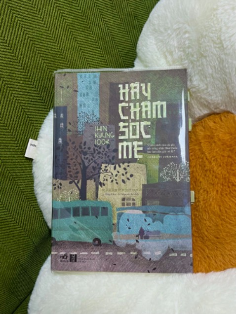 Sách hay, dễ đọc, cảm động, đọc xong thấy thương mẹ thật nhiều, sách kể về một *** Hàn Quốc nhưng lại có nhiều thứ thật tương đồng với mẹ mình, đọc sách xong mình cũng chủ động gọi điện tâm sự với mẹ nhiều hơn, mn nên đọc cuốn sách này 1 lần để thương mẹ mình hơn nhé.