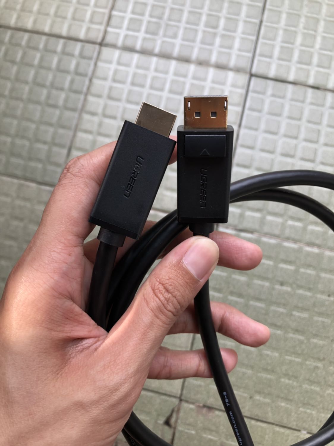 Cáp nhìn rất cứng cáp, xịn sò. Mình mua để kết nối laptop (cổng display port) để nối ra tivi samsung (cổng HDMI).
Hình ảnh xuất ra có thể lên tới độ phân giải 4K, rất sắc nét, không những xuất hình ảnh mà cáp còn xuất được cả âm thanh nữa. Toẹt vời ông mặt trời, có điều dây hơi ngắn, phải mà dài 2m là hoàn hảo.