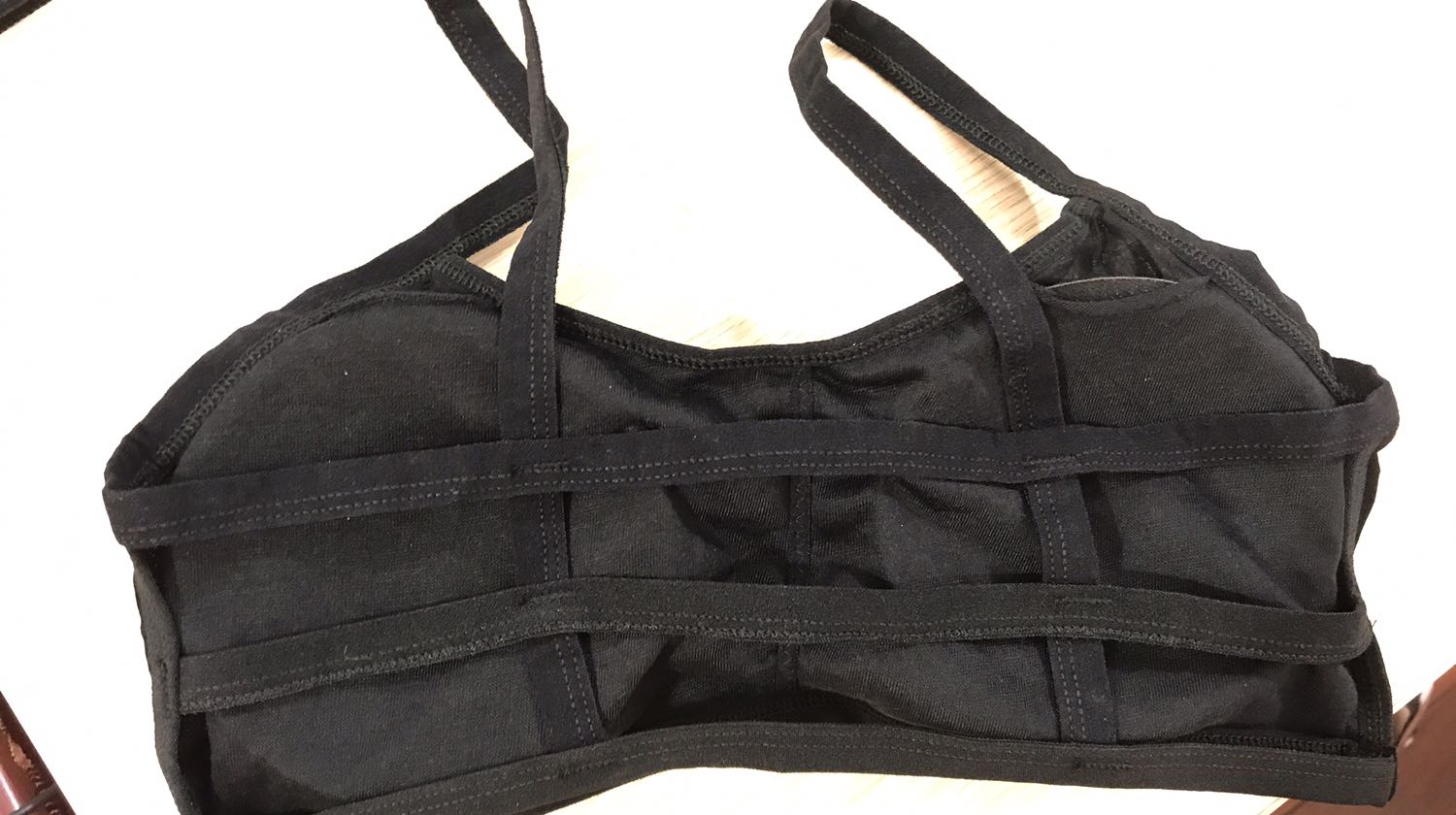 Áo mềm nhưng hơi mỏng, mút thì có thể đônj thêm, nói chung chấp nhận đc