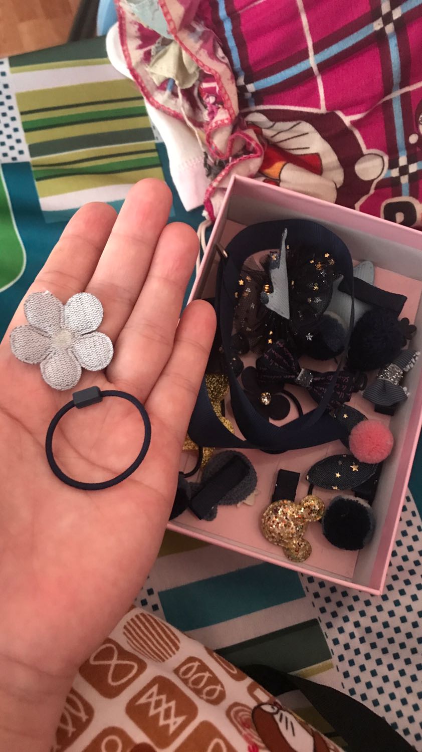 Đặt hàng màu hồng . Shop giao màu xanh . Hàng thì đê tùm lum trong hộp . Có 1 cái còn bị bung keo và vài cái sắp bung