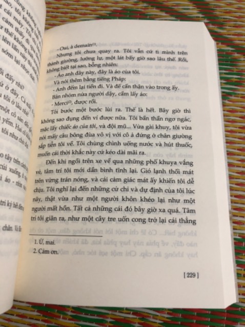 Sách đẹp, chính hãng. Nét chữ in to, nét mực in rõ ràng, chữ to vừa đủ đọc, giấy hơi ngà vàng không gây mỏi mắt. Giá sách còn cao với sinh viên học sinh và đặc biệt là công nhân như mình. Mình rất hài lòng với chất lượng loạt sách Tuyển tập của Minh Long Book.