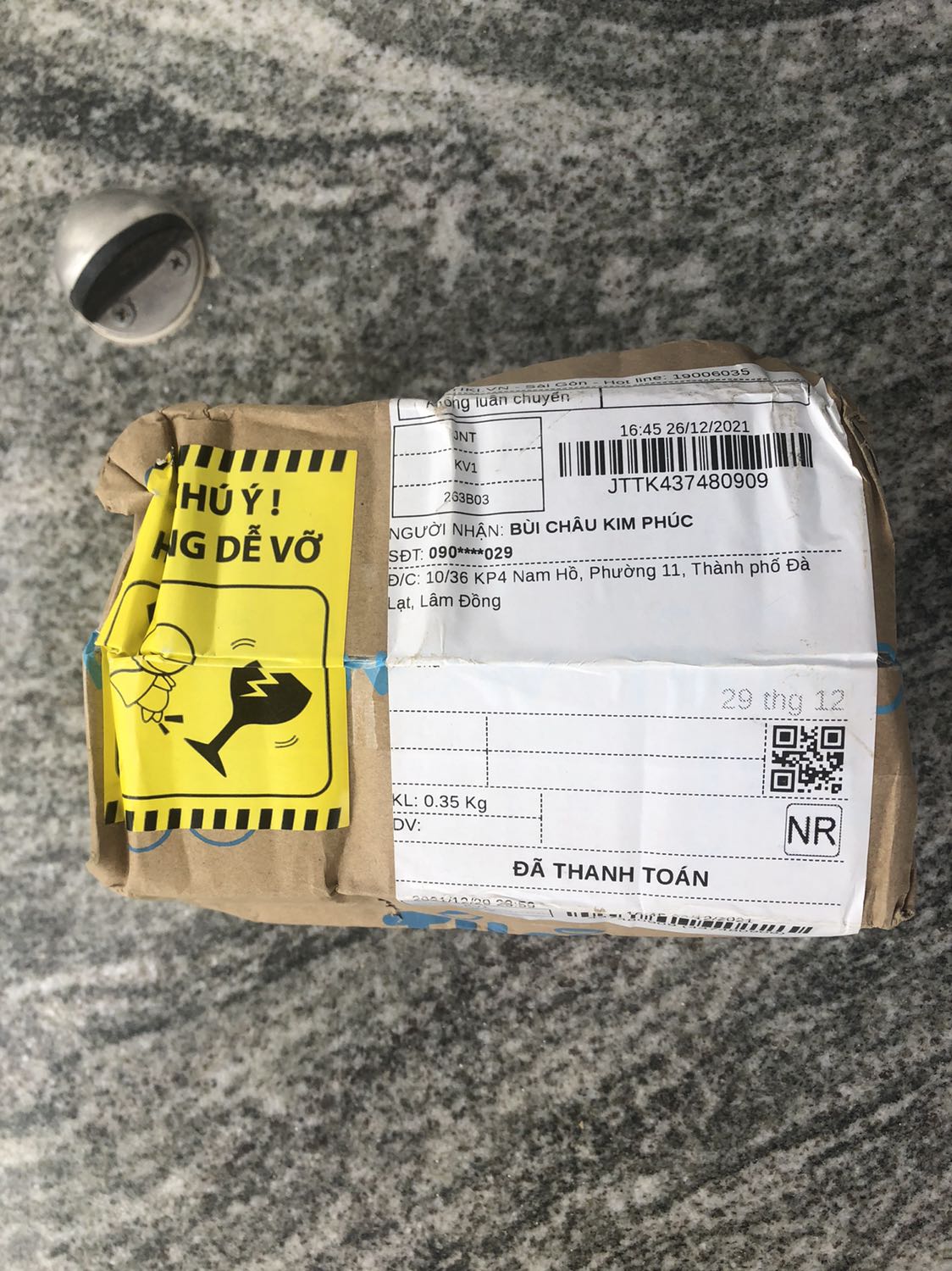 Có dán nhãn hàng dễ vỡ mà giao hàng như này đây. Đã rất nhiều lần có tình trạng này. Đề nghị Tiki xem lại Có dán nhãn hàng dễ vỡ mà giao hàng như này đây. Đã rất nhiều lần có tình trạng này. Đề nghị Tiki xem lại