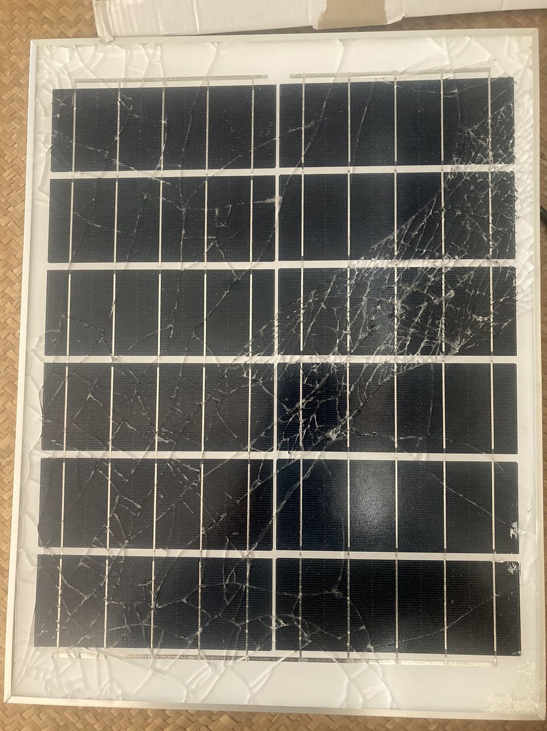 Trải nghiệm cực kì khó chịu. Mua đèn công suất 200w thì nhận được đèn 100w kèm theo đó là tấm pin bị bể. Shop không liên lạc được. Đề nghị tiki xử lí