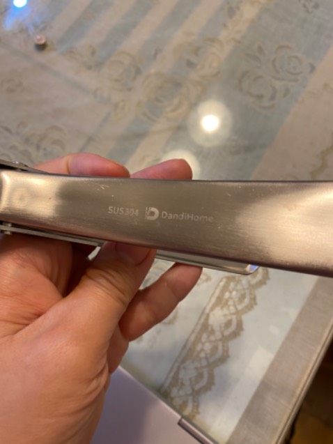 Sản phẩm có logo rõ ràng của hãng. Inox sắc nét, k bị xước và lỳ mặt. Cầm đầm tay, chắc chắn. Khi kẹp rất bám vào bát, không bị trượt hay xê dịch. Rất đáng tiền. Shop phục vụ lịch sự, nhanh chóng