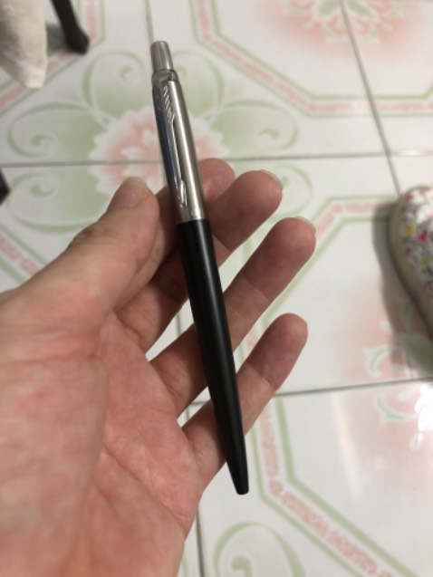Giao lâu mẫu bút không chắt tay như bút giá rẻ hơi thất vọng thật tế khá xấu nhìn như hàng kém chất lượng