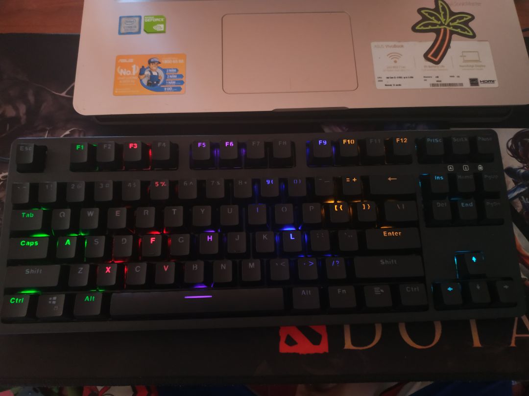 Đây thật sự là một sản phẩm "Tiền ít hít hàng thơm". Được recommend bởi anh Lâm Nấm với GEARVN. Cảm giác bấm nằm mức ổn nếu bạn không phải dân chuyên mechanical. LED rbg đẹp. Rất phù hợp với những bạn tập tành dùng phím cơ