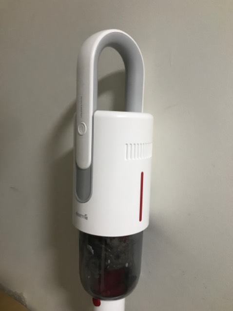 Giao hàng nhanh, an toàn. Máy thiết kế đẹp, gọn nhẹ, lực hút mạnh 150W, dễ tháo ráp vệ sinh, mỗi tội không tự đứng được, phải treo lên