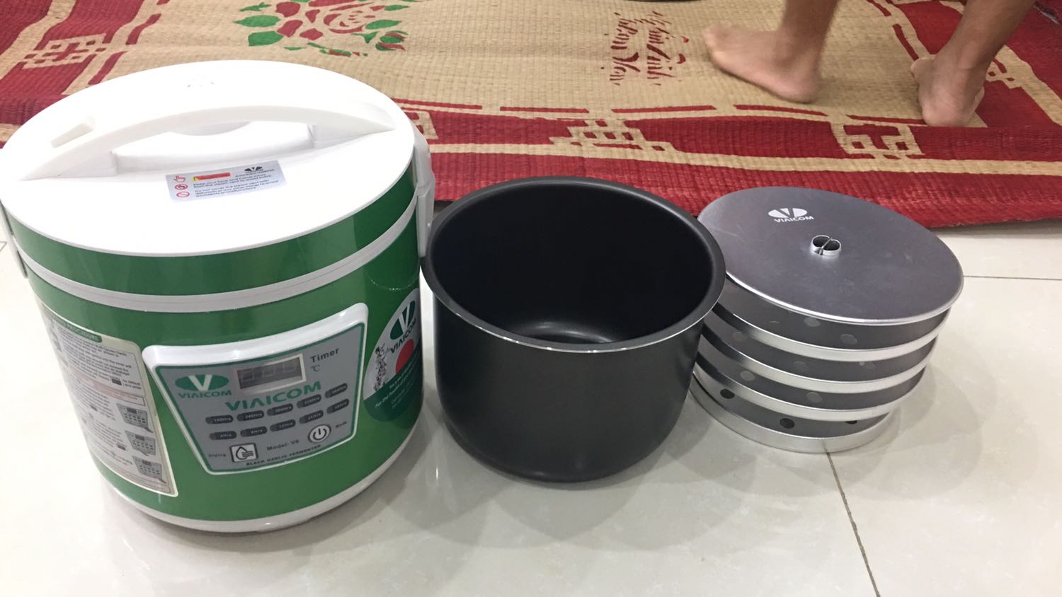 Mua quà tặng cho mẹ nhân ngày sinh nhật mẹ. 
Máy được bọc đóng xốp kỹ càng. 
Mẻ tỏi đầu tiên đã được ra lò. Tỏi ngon, khô vừa,vị ngọt. Ông bà ăn tấm tắc khen còn nói tỏi ngon không kém gì tỏi mua của Học Viện Quân Y.
Mình thích máy này vì có nhiều mức thời gian chọn làm được nhiều size tỏi. Máy Chắc chắn và dày dặn. Các nút bấm nhạy. dễ sử dụng. Có đầy đủ sách hướng dẫn. Tỏi làm ra ngon , khô.
Máy này được nhà sản xuất làm cả video hướng dẫn rất chi tiết. 
Nói chung là hài lòng. Sẽ ủng hộ shop tiếp.