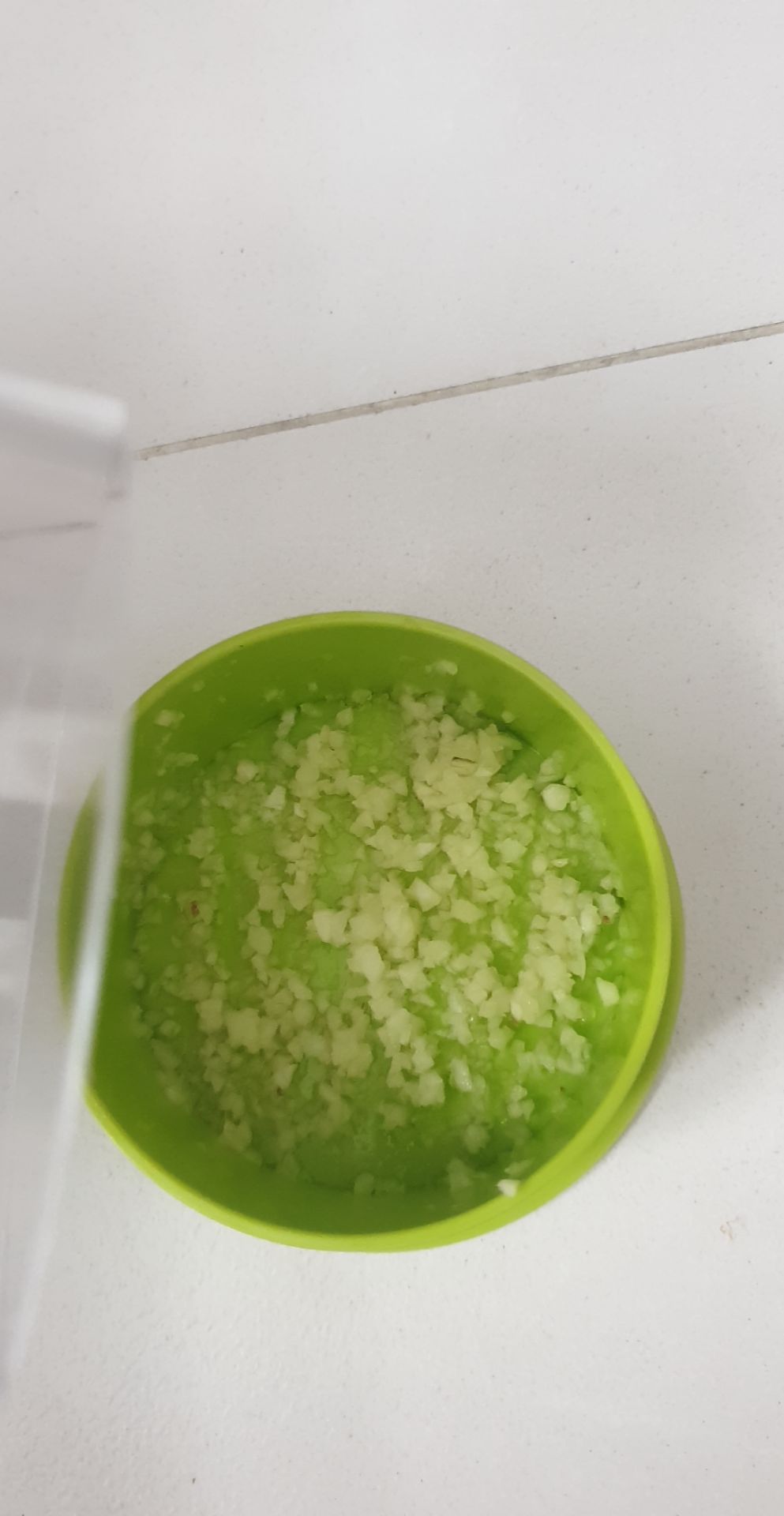 đồ băm dễ dùng, rửa hơi mất công 1 xíu nhưng nhanh hơn băm bằng dao thớt bình thường. nên lột vỏ và cắt tép tỏi làm 3-4 phần rồi mới bỏ vô sẽ băm nhanh hơn