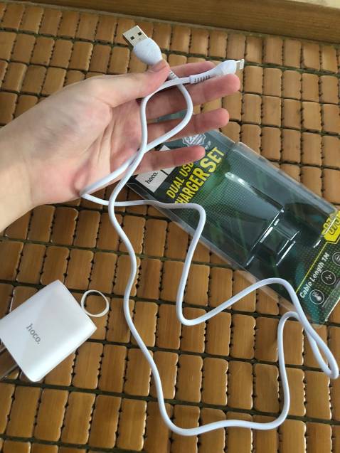 có hộp tem đây đủ, củ sạc chắc chắn, thấy hỗ trợ sạc nhanh 2.4a 12w, 2 cổng tiện lợi sạc được 2 máy cùng lúc, giao hàng nhanh