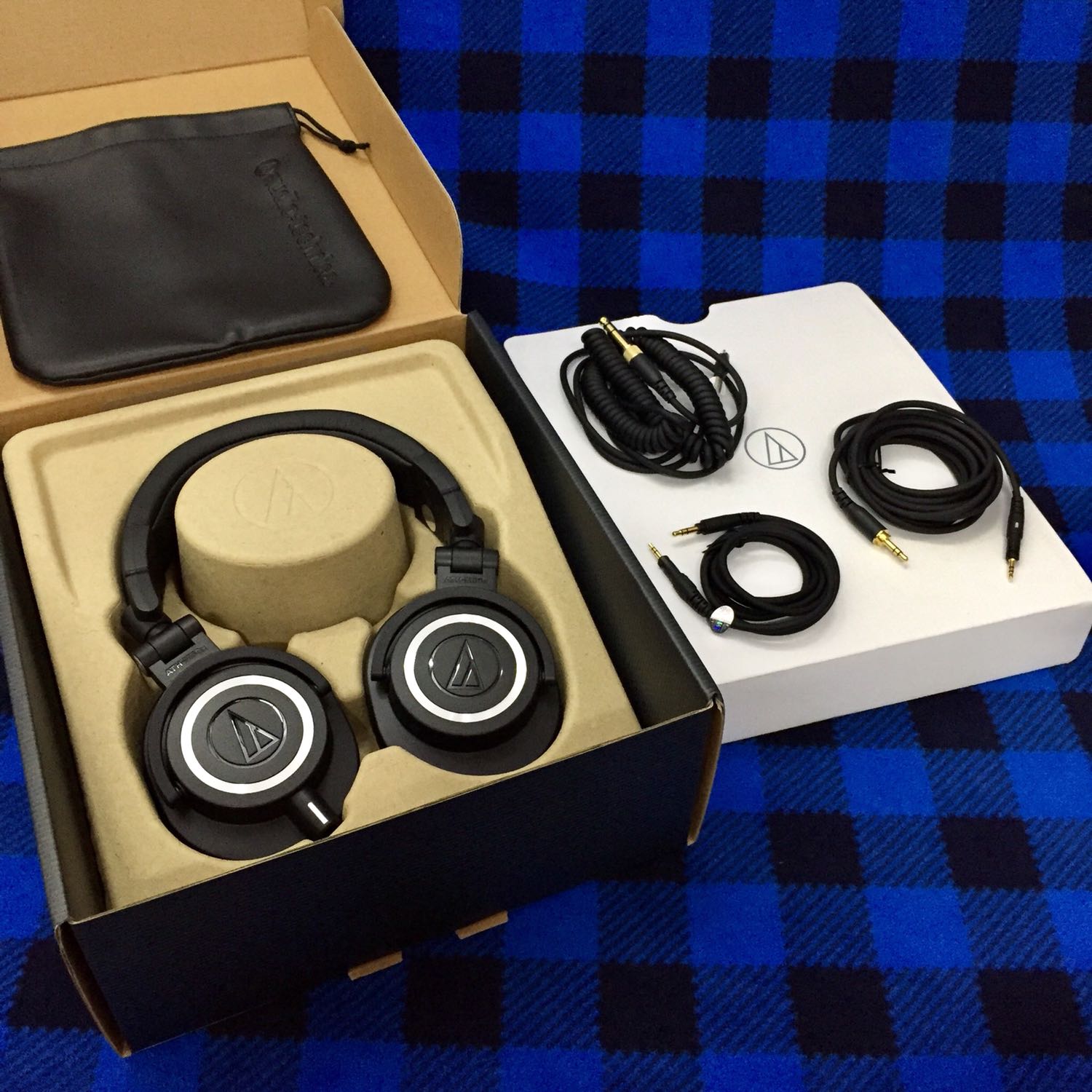 Sản phẩm giao rất nhanh, đóng gói cẩn thận. Hộp sản phẩm không bị trầy xước hay móp méo, nhìn rất đẹp và giá trị.
Hàng chính hãng có tem SynStyle nên rất yên tâm. Tất cả phụ kiện đều có tem bảo hành và đầy đủ 3 cáp kết nối. 
Đây là quà sinh nhật của vợ tặng mình nên cực kỳ hạnh phúc! :)