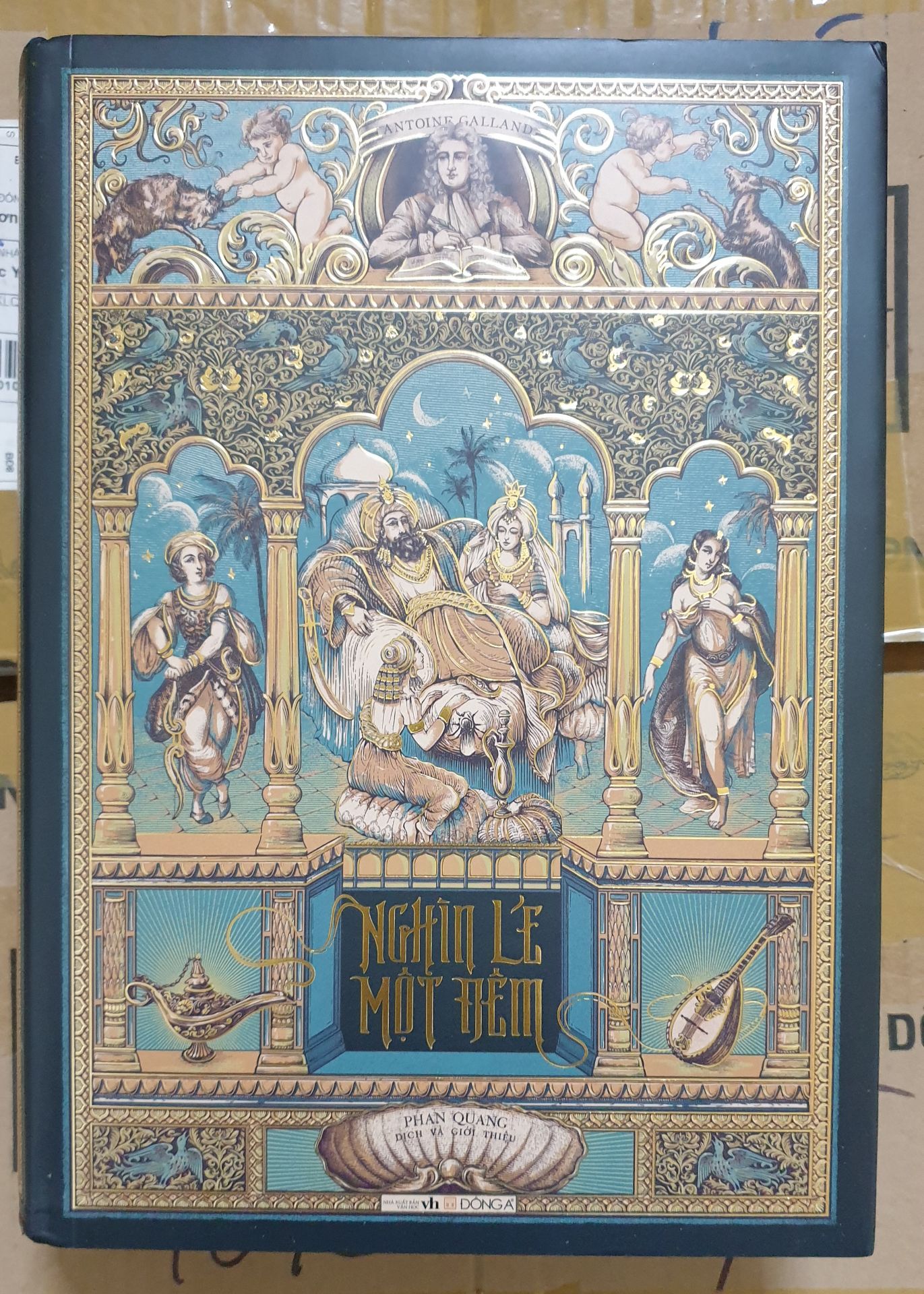 Mua lúc giảm giá 45%, sách đẹp, nhiều minh họa. Chỉ tội là tiki vẫn đóng hàng ẩu như mọi khi, sách bìa cứng, dày và nặng thế mà chỉ có 1 lượt hộp câc tông mà k chèn hay bọc gì, may mà chỉ móp nhẹ 2 góc