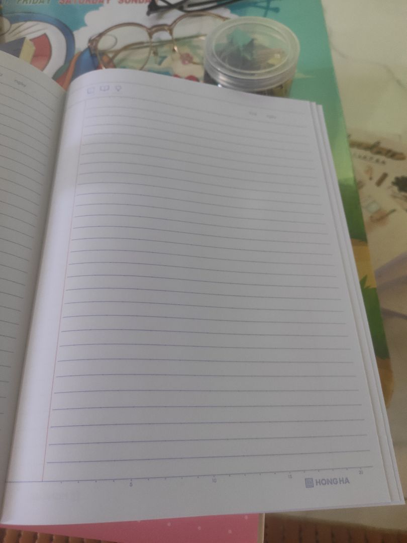Vở đẹp dày dặn, chắc chắn. Mình tưởng 5 quyển thì sẽ có 2 kiểu bìa, nhưng hoá ra chỉ có 1 kiểu hơi buồn. Độ trắng trên 90% này tại mình hk biết kiểm tra, thích màu hơi ngả vàng hơn, không bị đau mắt. Các bạn lưu ý kiểm tra độ trắng của giấy trước ra. Tất cả đều ổn trừ việc mình không kiểm tra độ trắng của giấy.