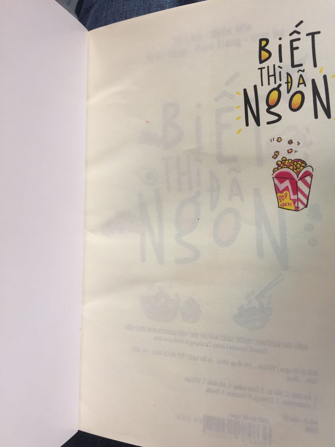 Về nội đúng sách thì rất bổ ích và hài hước ko có gì để bàn. Nhưng mình ko hài lòng với khâu đóng gói khi để chung đồ mình mua với sách làm sách bị nhăn gãy như thế kia rất là tiếc.