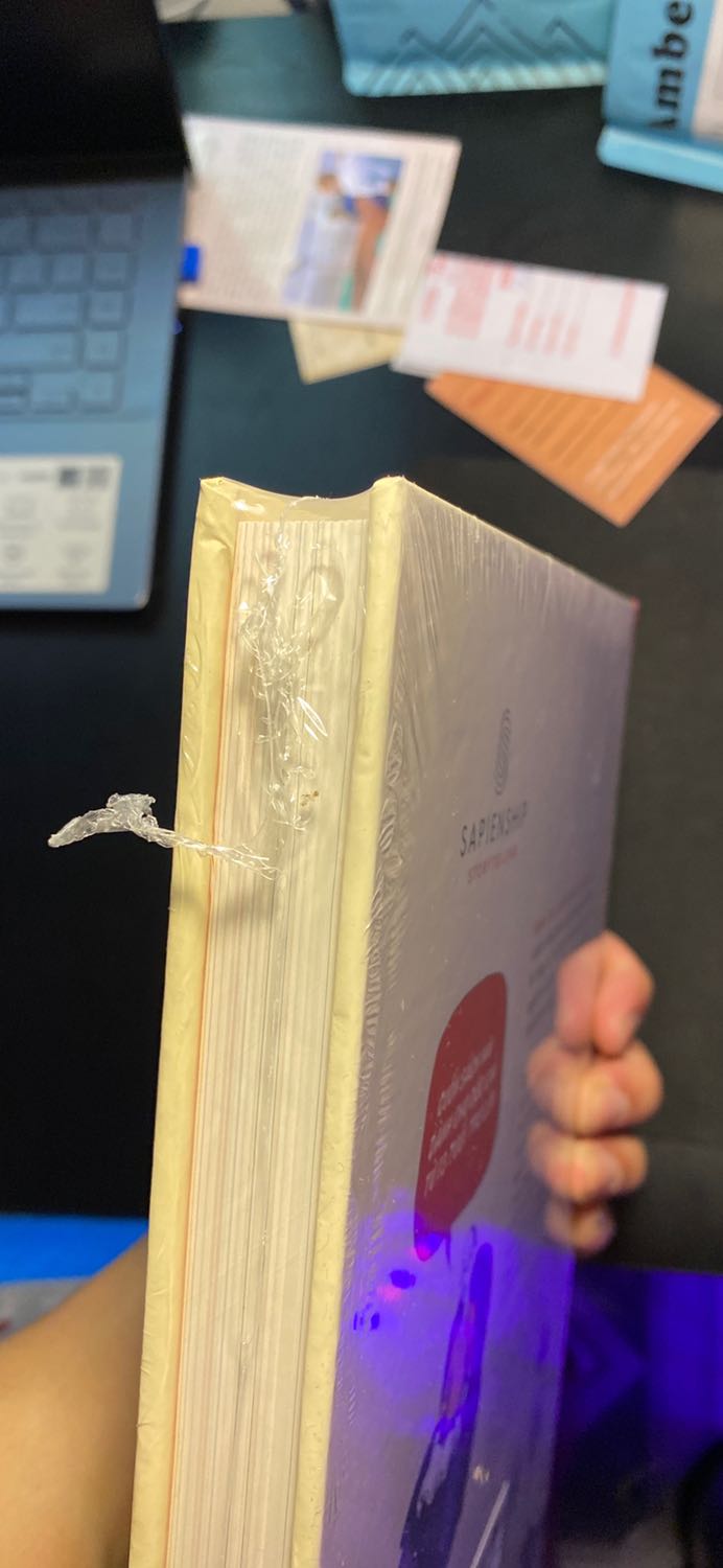 Tệ
Sách thì ko vấn đề 
Vấn đề nằm ở khâu đóng gói, những người đọc sách họ rất chú trọng việc bảo quản sách mà tiki đóng hàng rất hời hợt, chỉ bỏ sách vào 1 hộp bìa cứng( nó còn rộng hơn sách) làm cho sách bị xe dịch khi vận chuyển dẫn tới việc bìa sách bị móp
Rất nhiều người góp ý khâu đóng hàng của tiki rồi nhưng mãi vẫn chưa khá hơn được.