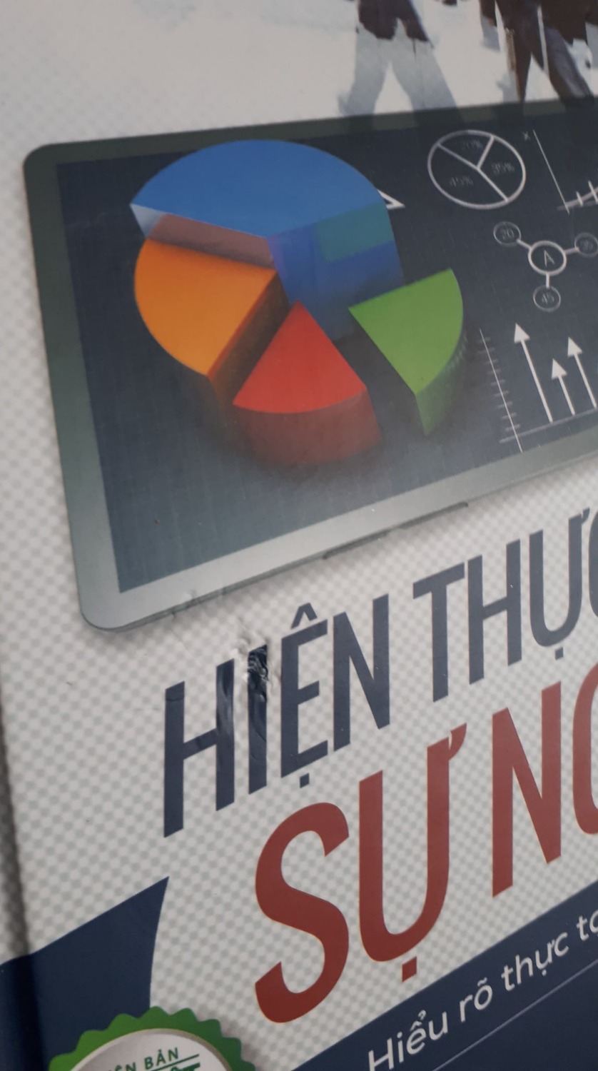 Giao hàng nhanh, chất lượng, bìa cứng, cả sách được bọc nilon NHƯNG mở bọc nilon ra thì cực kì thất vọng vì CẢ MẶT TRƯỚC và MẶT SAU đều bị va chạm ở đâu đó khiến sách bị móp cực nhiều @@ 
Mong Tiki xem lại!