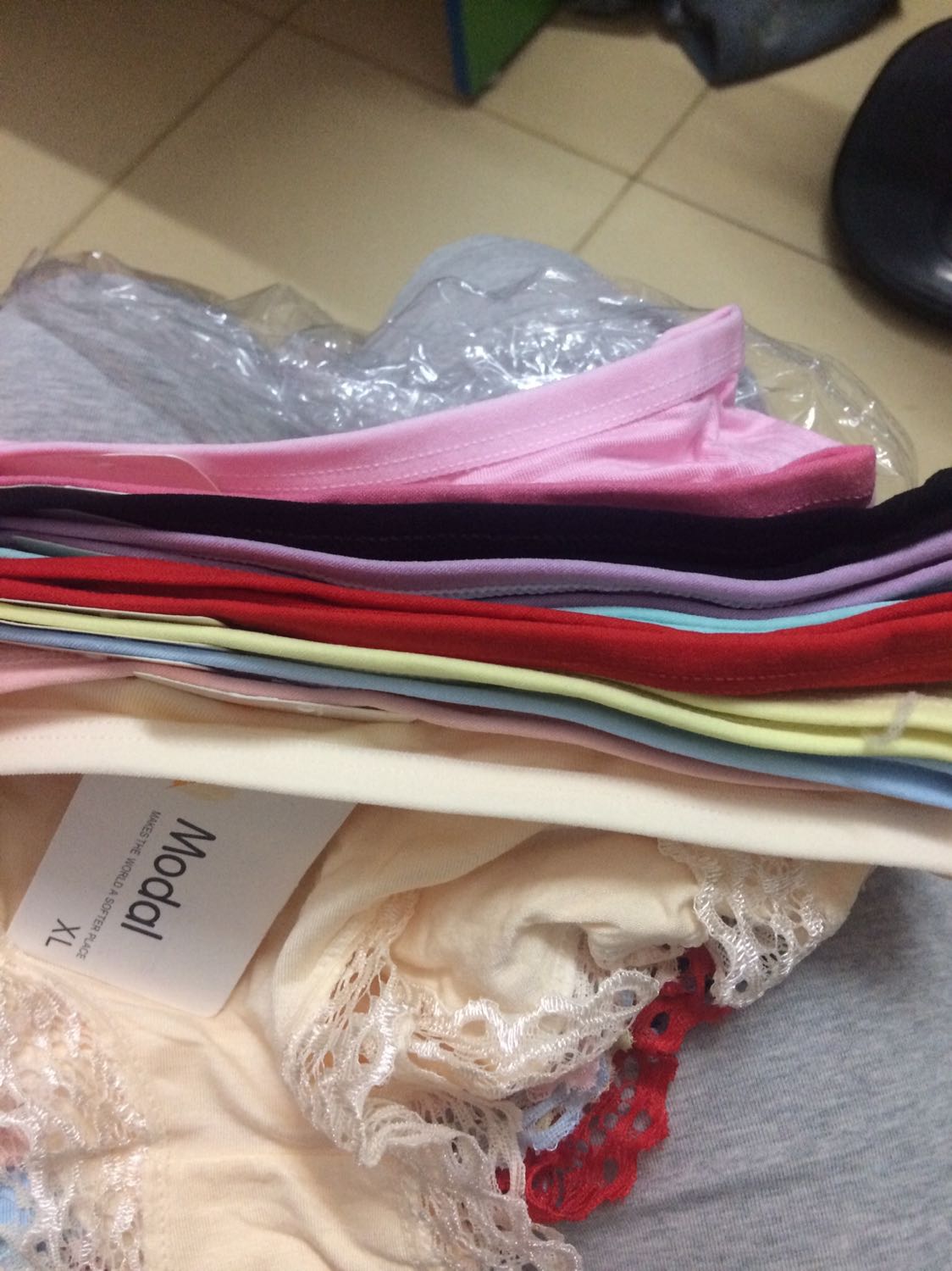 Phải nói là cực thích. Quần vải mềm mại, nhẹ nhàng, và giá càng mềm hơn. Mình mua kmai 74k/10 chiếc.