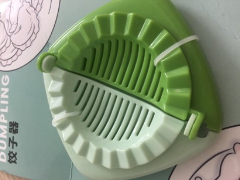 Nhựa dầy dặn chất lượng tốt, khuôn bám bột dễ làm lắm. Tiện lợi