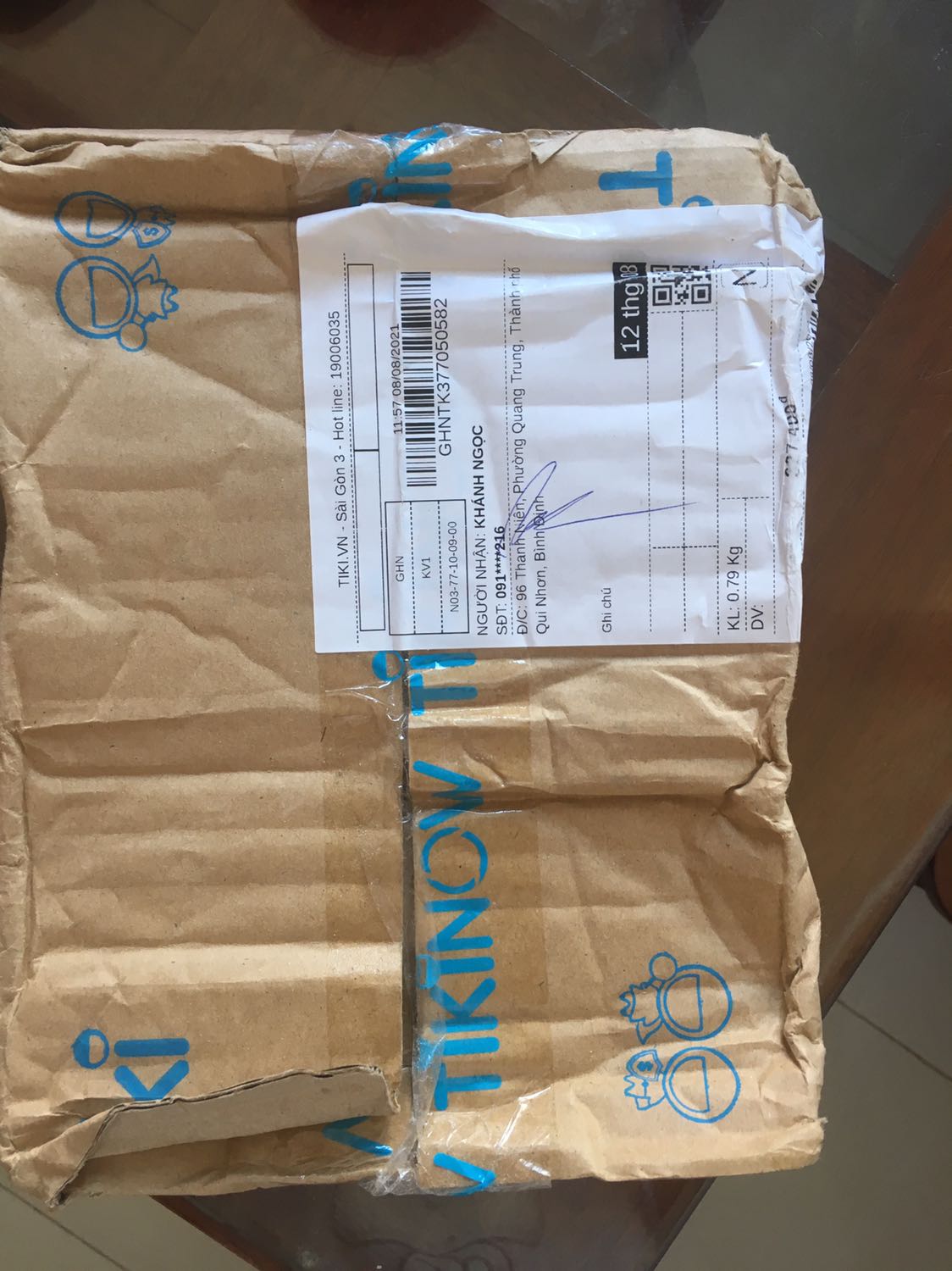 Sách của Riobook thì siêu đỉnh rùi ạ 
Nhưng mà dịch vụ giao hàng của Tiki thì buồn quá ạ. Hộp bị nhăn quá trời, sách không được bọc gì hết nên dễ bị nhăn bìa sách lắm ạ. Cuốn này may ko bị sao(cuốn còn lại e mua bị nhăn bìa). Em bị vài lần rồi luôn ạ. Mong Tiki khắc phục tình trạng này!
Chúc mng một ngày zui zẻ :”)