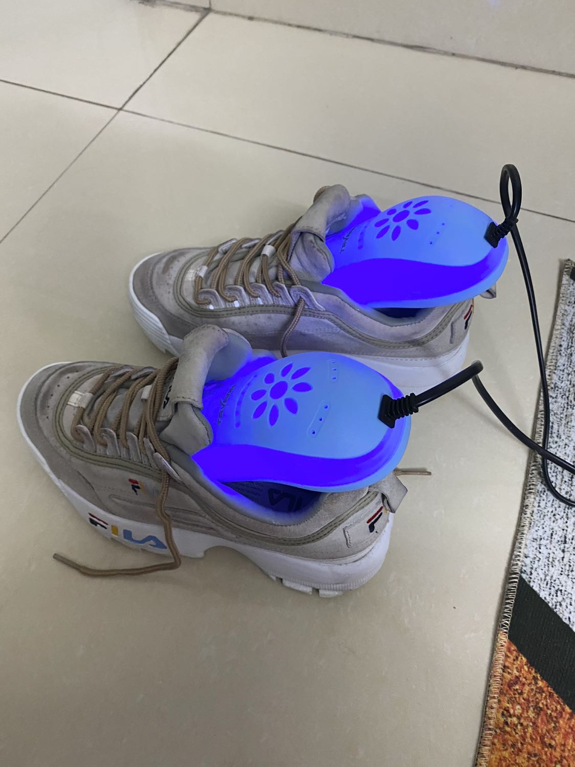 SP đúng như mô tả, có điều phù hợp với giày size lớn hơn (size giày nam), giày nữ là tuỳ form đút vào hơi khó khăn :))
Dùng thử 2 tiếng mục đích để khử mùi giày thì thấy là sp nóng ở mức độ vừa phải, mình có thể sờ tay vào được, có hẹn giờ (cái này thì rất thích), sau 2 tiếng giày có đỡ mùi hơn chút, nhưng chắc muốn hiệu quả rõ rệt chắc phải để qua đêm mất ?
Nói chung cũng đáng để trải nghiệm!