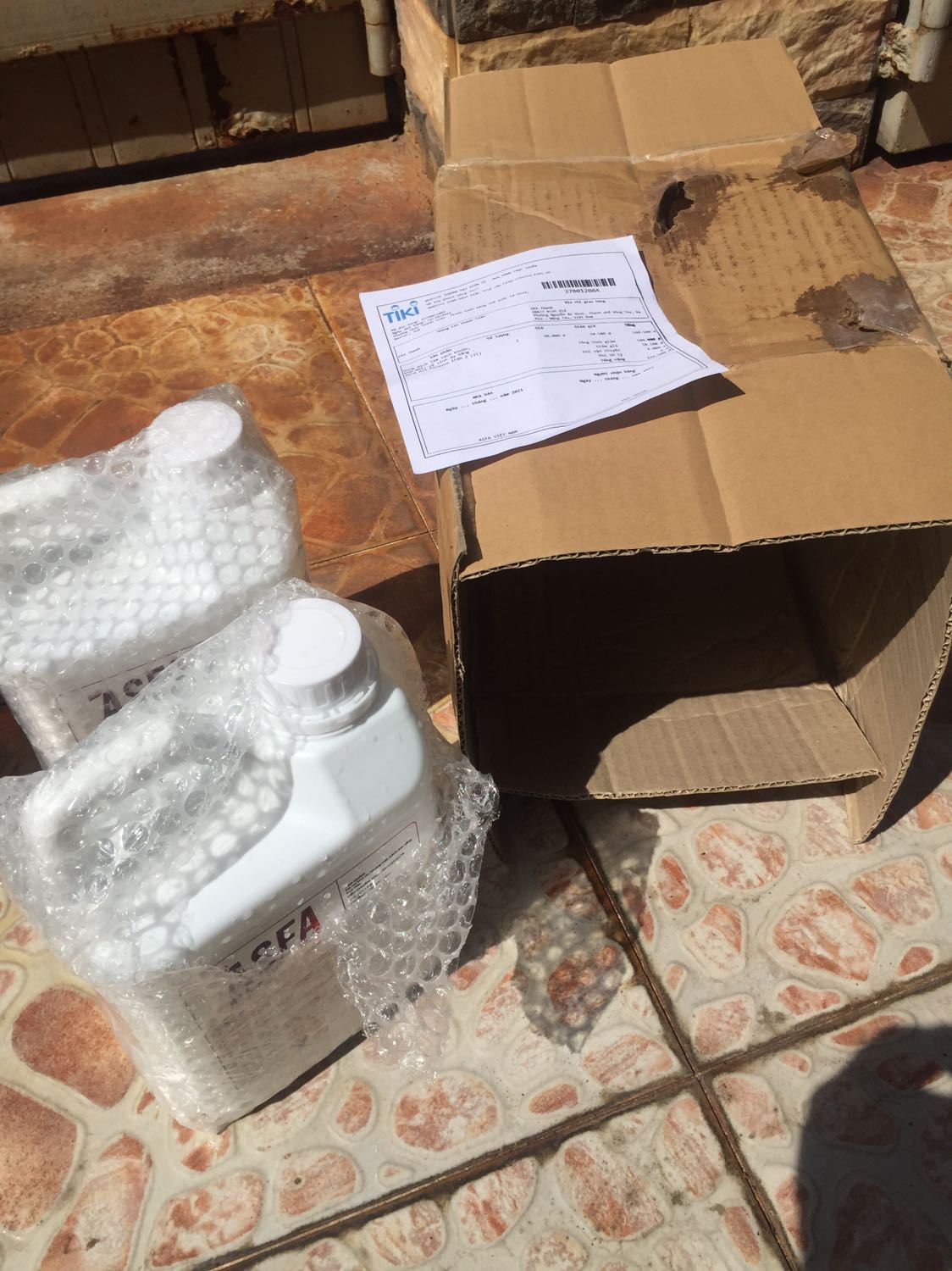 Giao hàng nhanh, nhưng đóng gói sơ sài, đổ ra tum lum. Chưa biết hiệu quả khử khuẩn như thế nào, nhưng thấy cách làm không cẩn thận thì cũng khó tin chất lượng